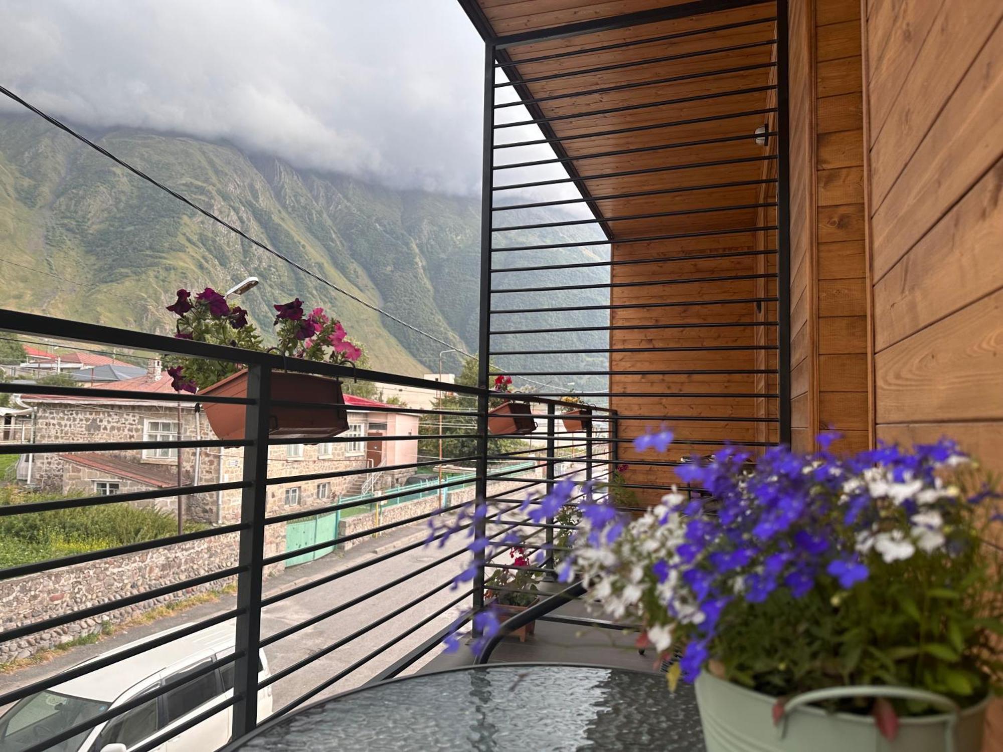 Hotel Mountime Kazbegi Stepantsminda Exterior foto